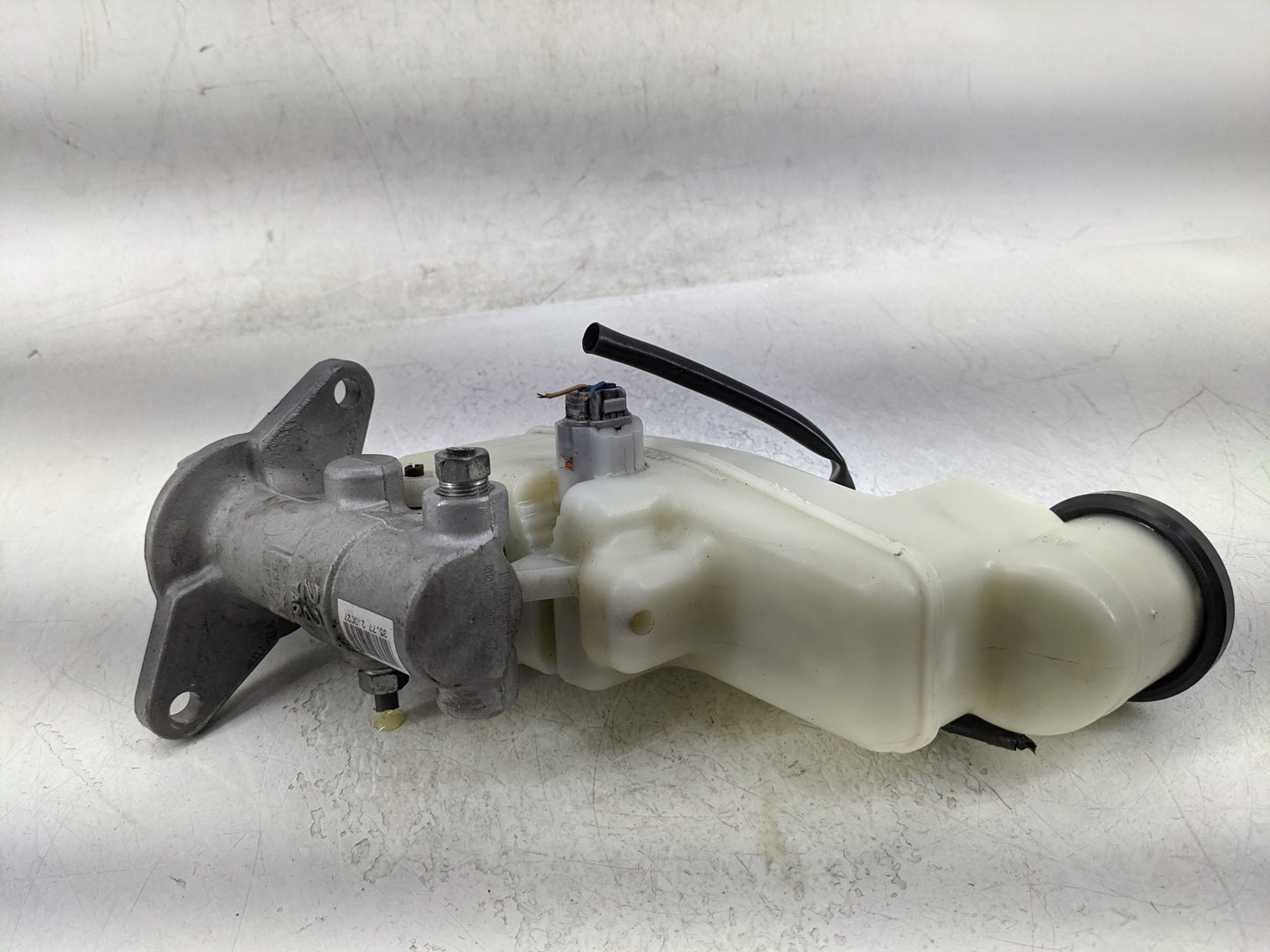 2013-2013 Toyota Camry Brake Master Cylinder 1377106 - Oemusedautoparts1.com