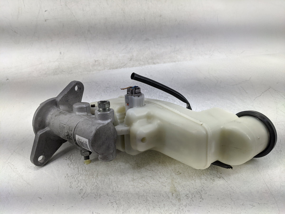 2013-2013 Toyota Camry Brake Master Cylinder 1377106 - Oemusedautoparts1.com