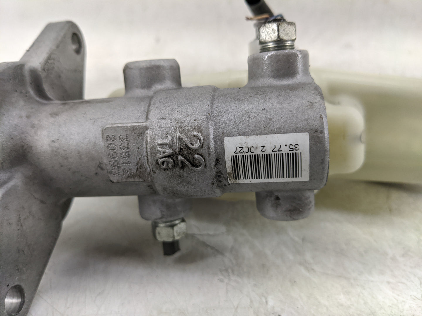 2013-2013 Toyota Camry Brake Master Cylinder 1377106 - Oemusedautoparts1.com