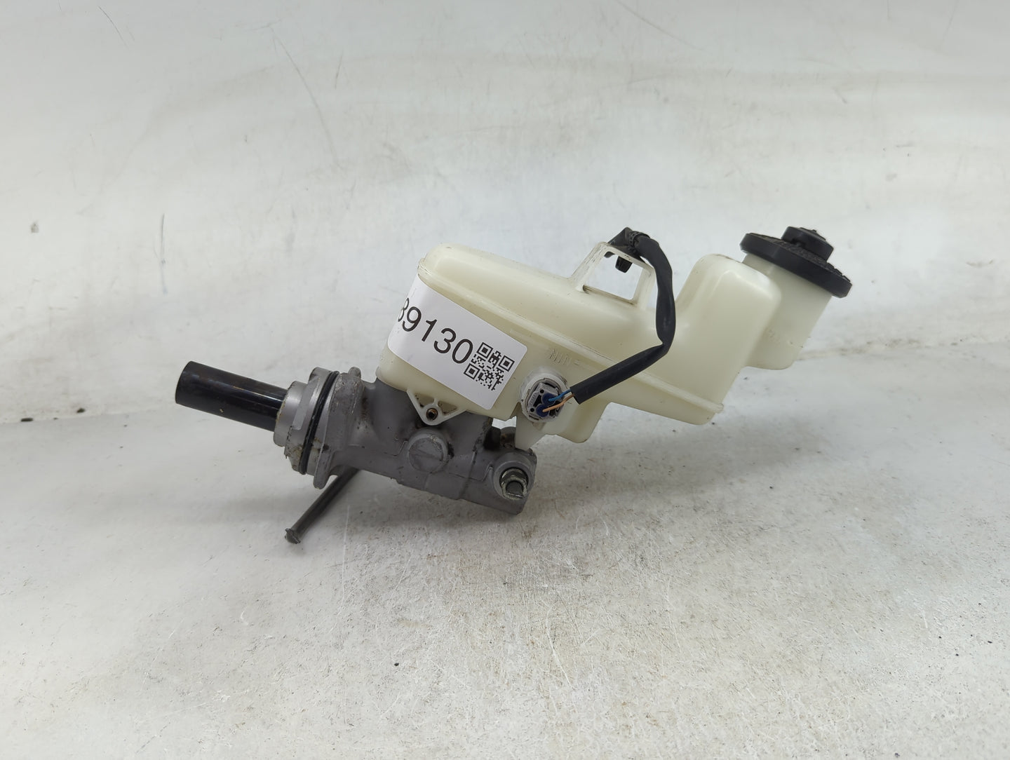 2013-2013 Toyota Camry Brake Master Cylinder 1489130 - Oemusedautoparts1.com