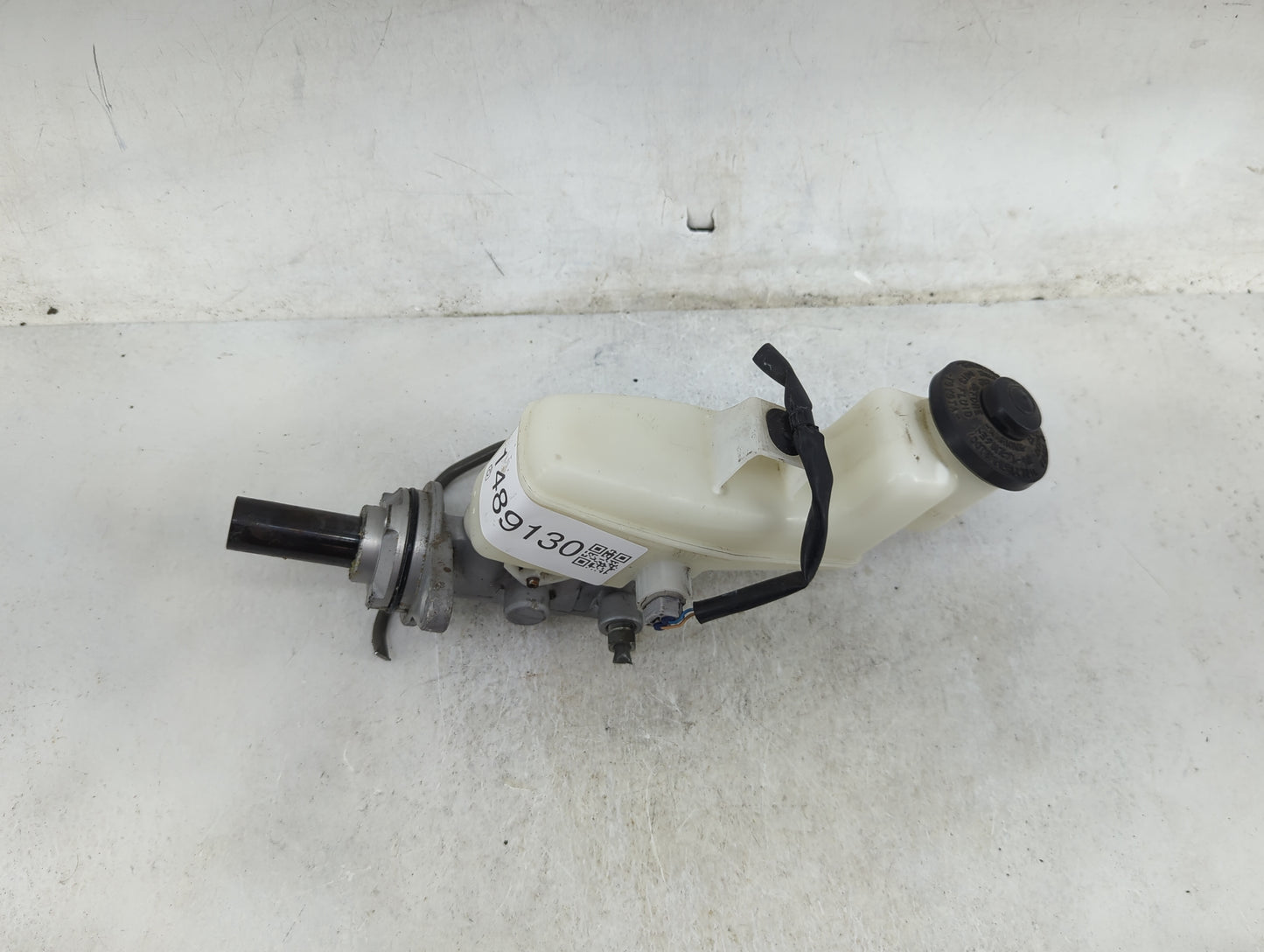2013-2013 Toyota Camry Brake Master Cylinder 1489130 - Oemusedautoparts1.com