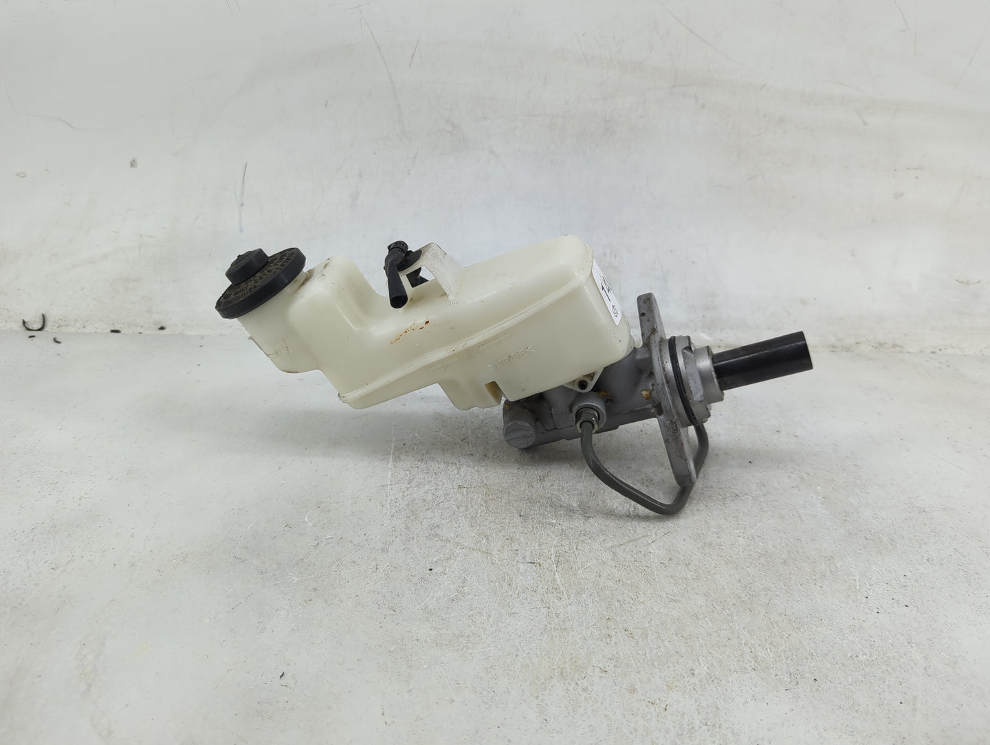 2013-2013 Toyota Camry Brake Master Cylinder 1489130 - Oemusedautoparts1.com