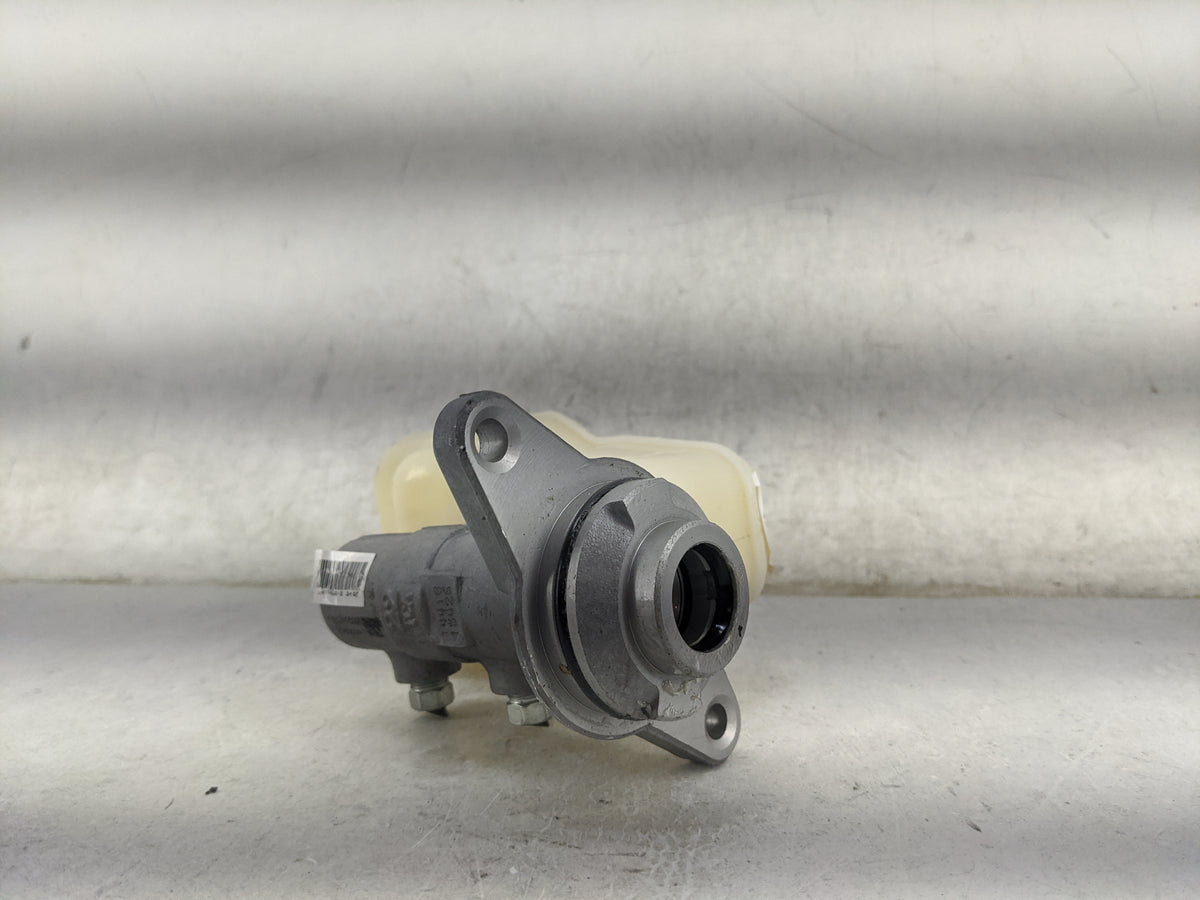 2010-2013 Toyota Corolla Brake Master Cylinder 1467582 - Oemusedautoparts1.com