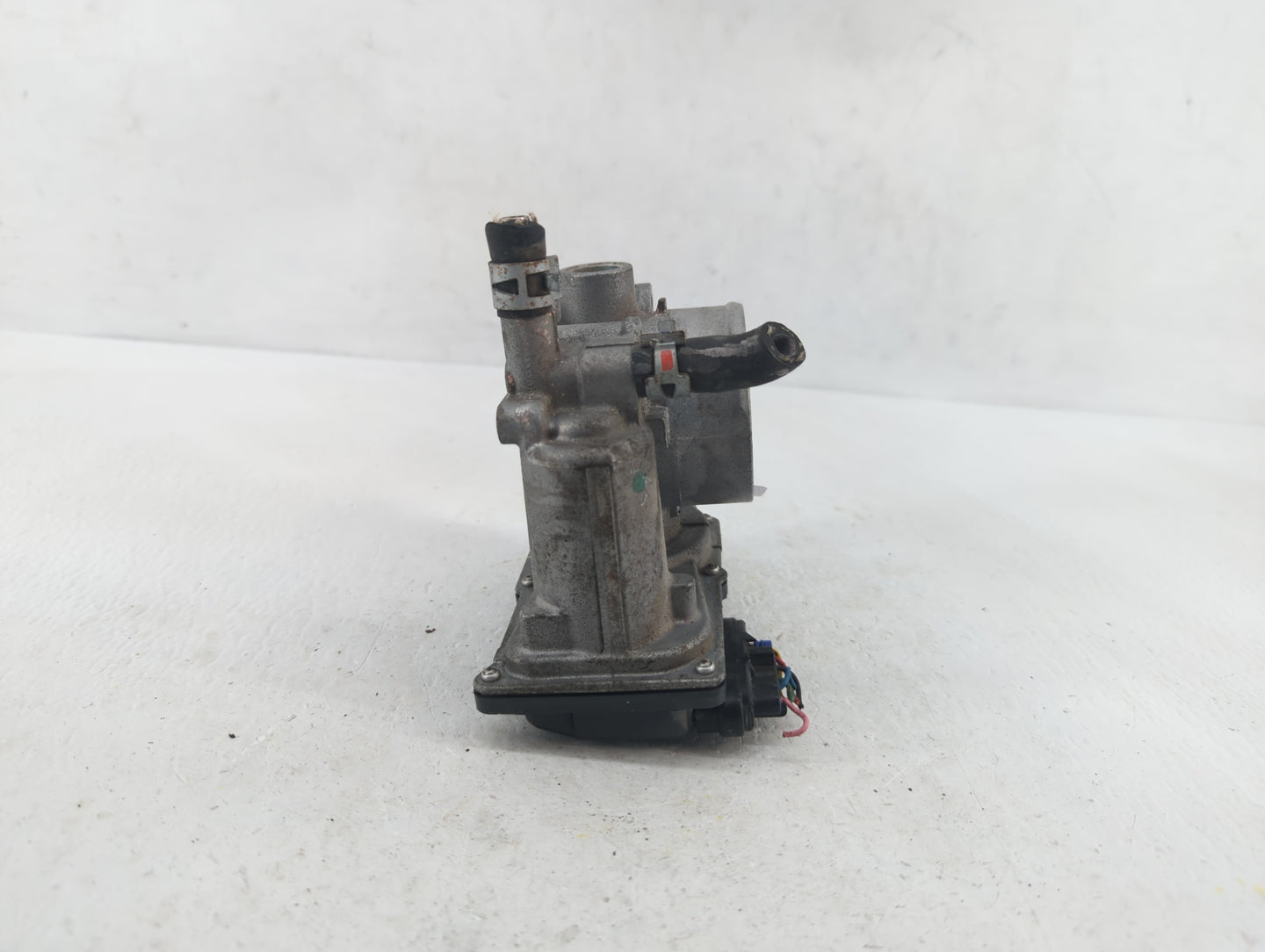 2012-2018 Toyota Prius V Throttle Body P/N:22030-37060 Fits Fits 2010 2011 2012 2013 2014 2015 2016 2017 2018 OEM Used Auto 