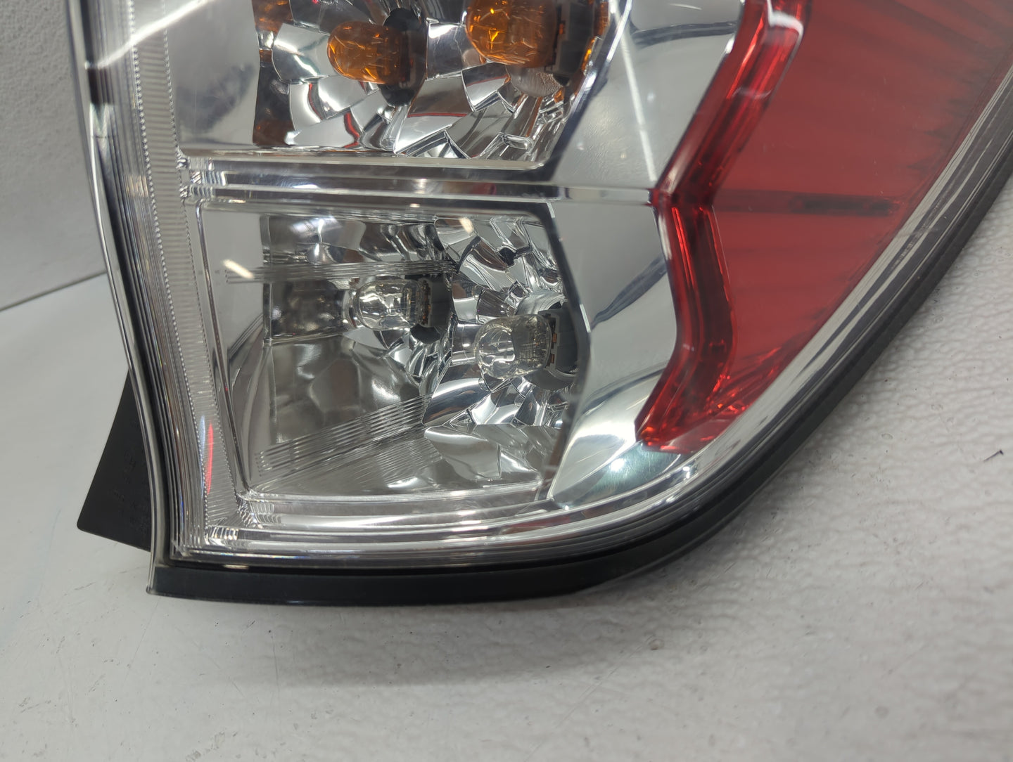 2013 Toyota Sienna Tail Light Assembly Passenger Right OEM P/N:A045053 220-20046 Fits OEM Used Auto Parts - Oemusedautoparts