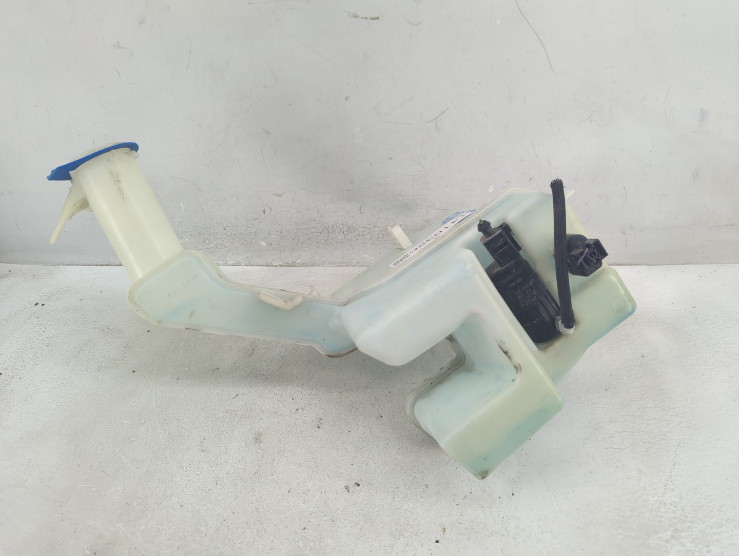 2013-2017 Volkswagen Cc Windshield Washer Fluid Reservoir Bottle Oem - Oemusedautoparts1.com
