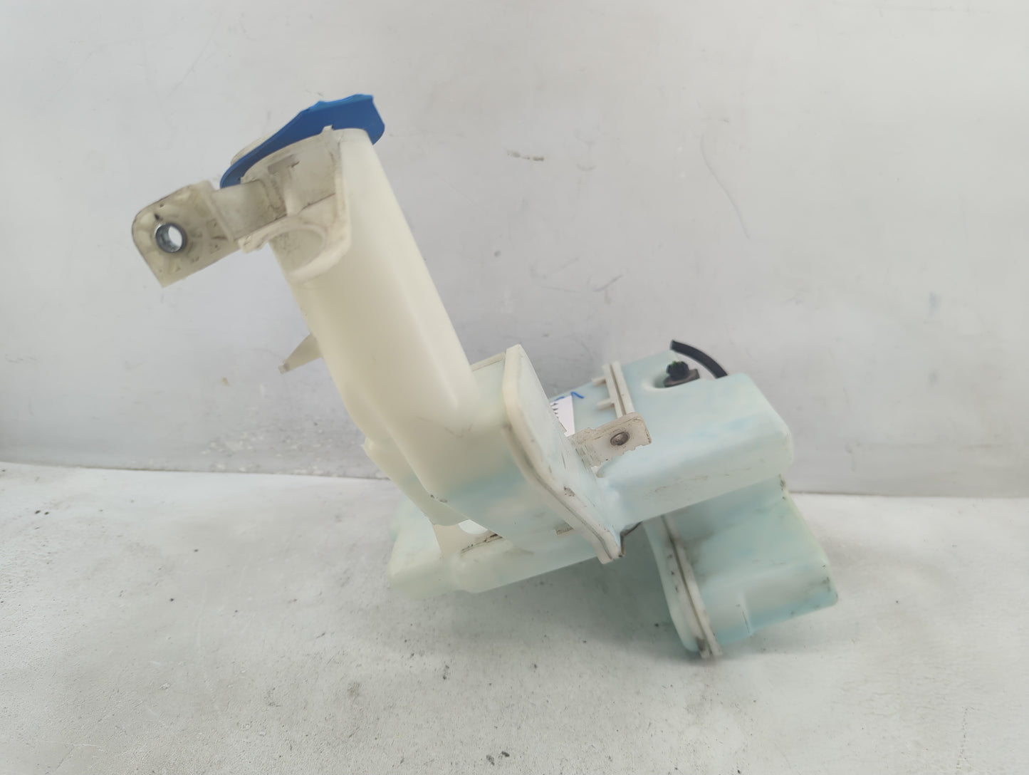 2013-2017 Volkswagen Cc Windshield Washer Fluid Reservoir Bottle Oem - Oemusedautoparts1.com
