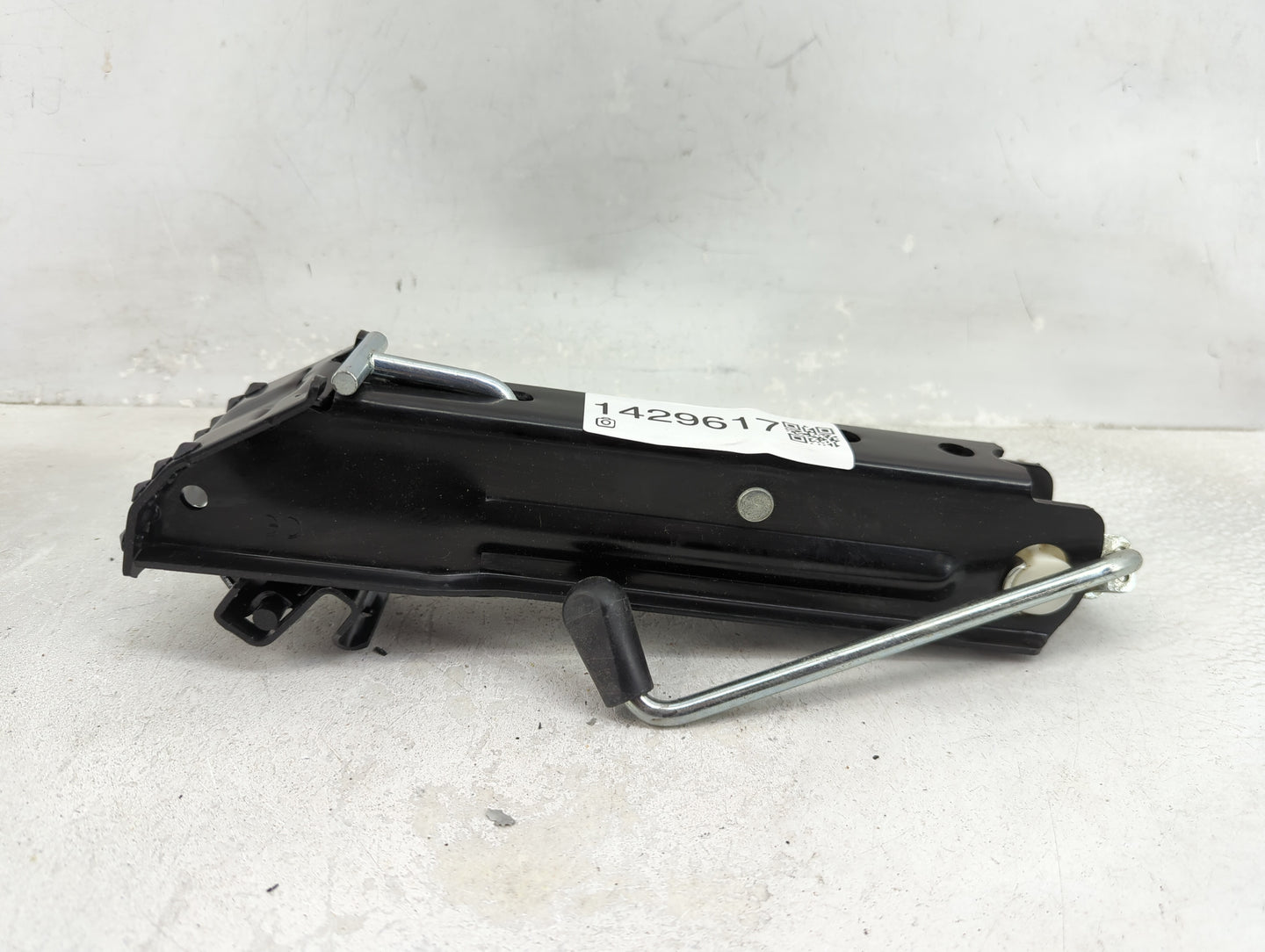 2013 Volkswagen Cc Spare Scissor Car Jack Black - Oemusedautoparts1.com