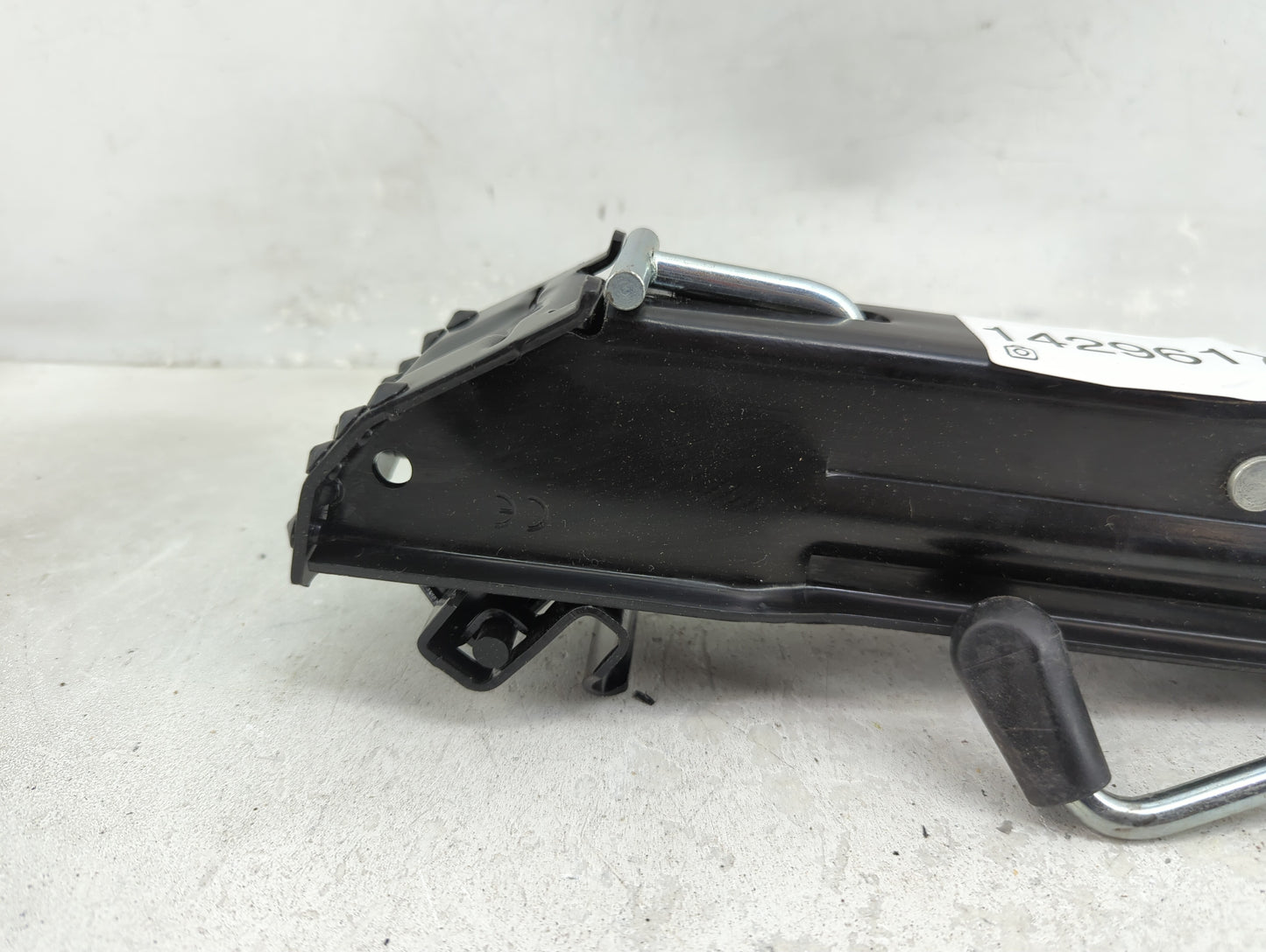 2013 Volkswagen Cc Spare Scissor Car Jack Black - Oemusedautoparts1.com