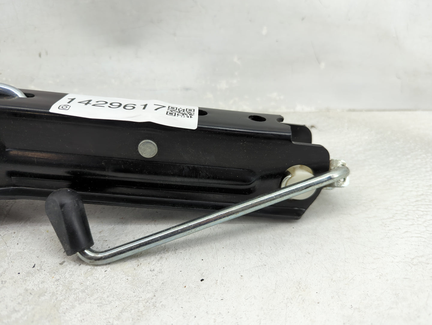 2013 Volkswagen Cc Spare Scissor Car Jack Black - Oemusedautoparts1.com