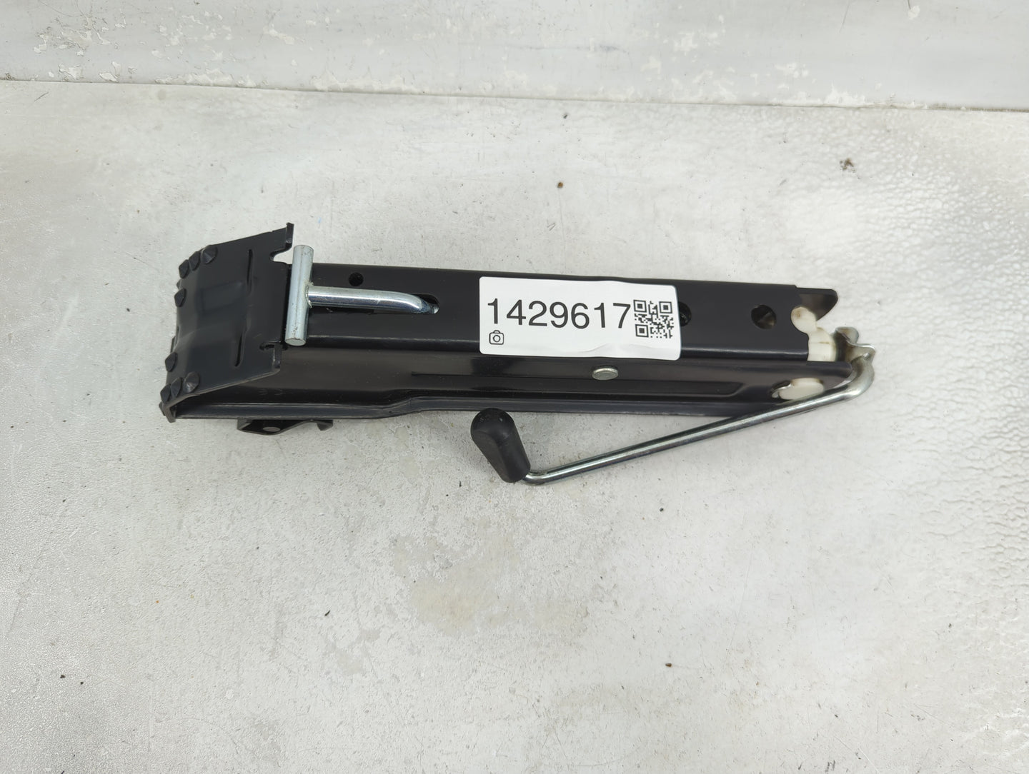 2013 Volkswagen Cc Spare Scissor Car Jack Black - Oemusedautoparts1.com