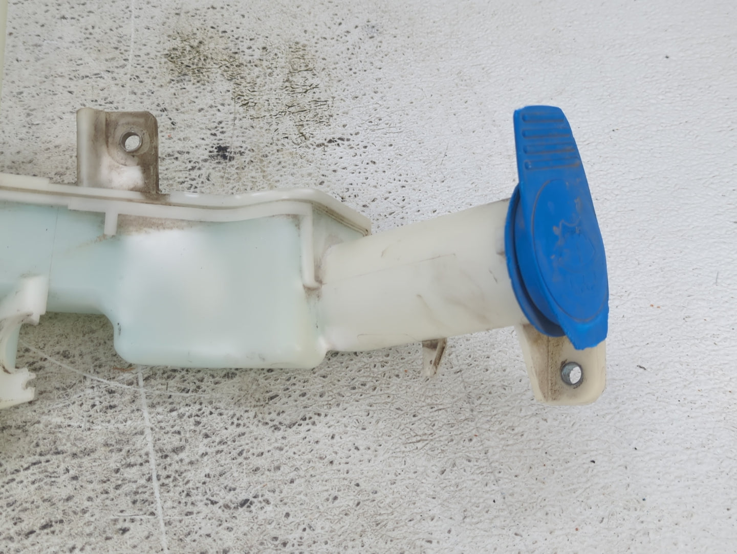 2013-2017 Volkswagen Cc Windshield Washer Fluid Reservoir Bottle 1432477 - Oemusedautoparts1.com