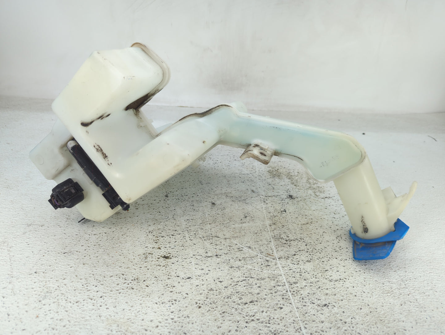 2013-2017 Volkswagen Cc Windshield Washer Fluid Reservoir Bottle 1432477 - Oemusedautoparts1.com