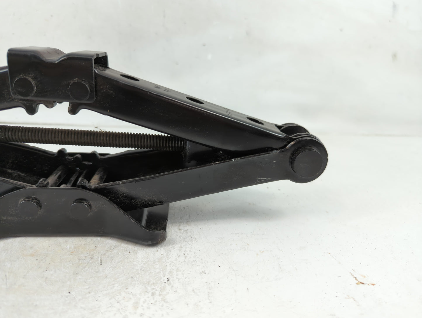 2013 Volkswagen Passat Spare Scissor Car Jack - Oemusedautoparts1.com