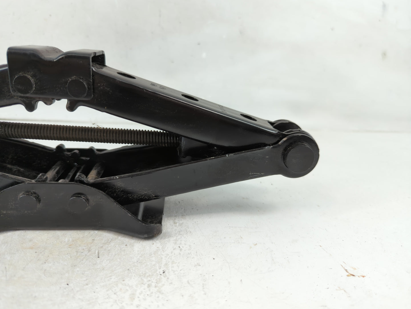 2013 Volkswagen Passat Spare Scissor Car Jack 1123551 - Oemusedautoparts1.com