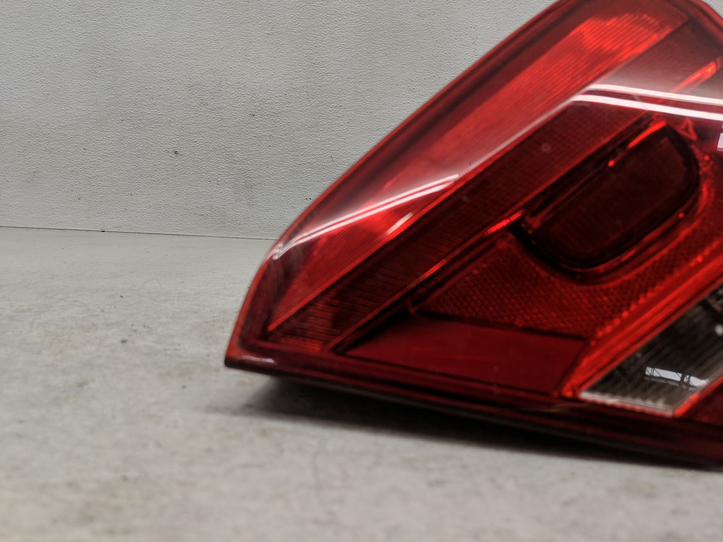 2012-2015 Volkswagen Passat Tail Light Assembly Passenger Right OEM P/N:561 945 094 B Fits Fits 2012 2013 2014 2015 OEM Used