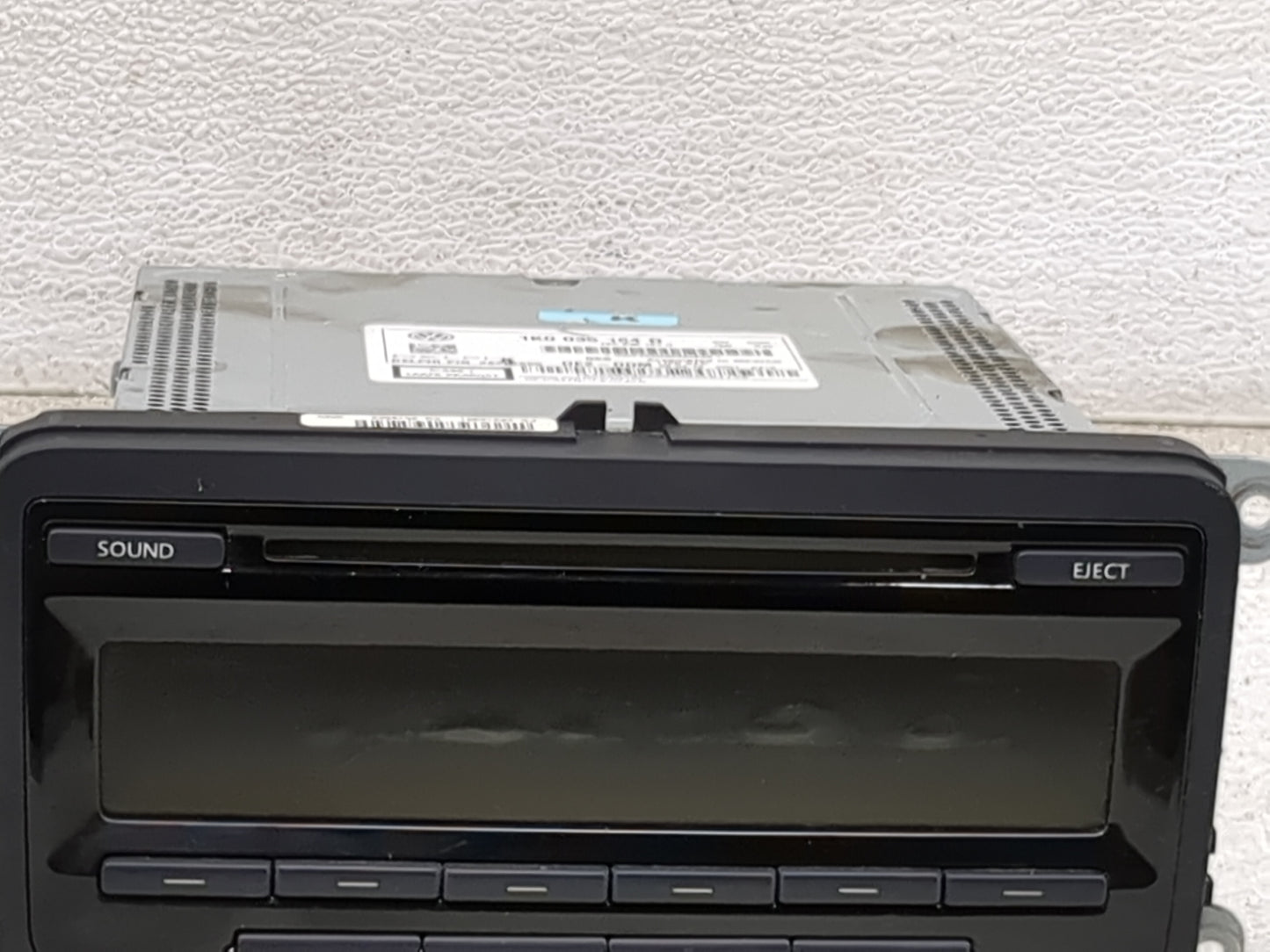 2012-2015 Volkswagen Passat Radio AM FM Cd Player Receiver Replacement P/N:1K0035164D 28352655 Fits OEM Used Auto Parts - Oe
