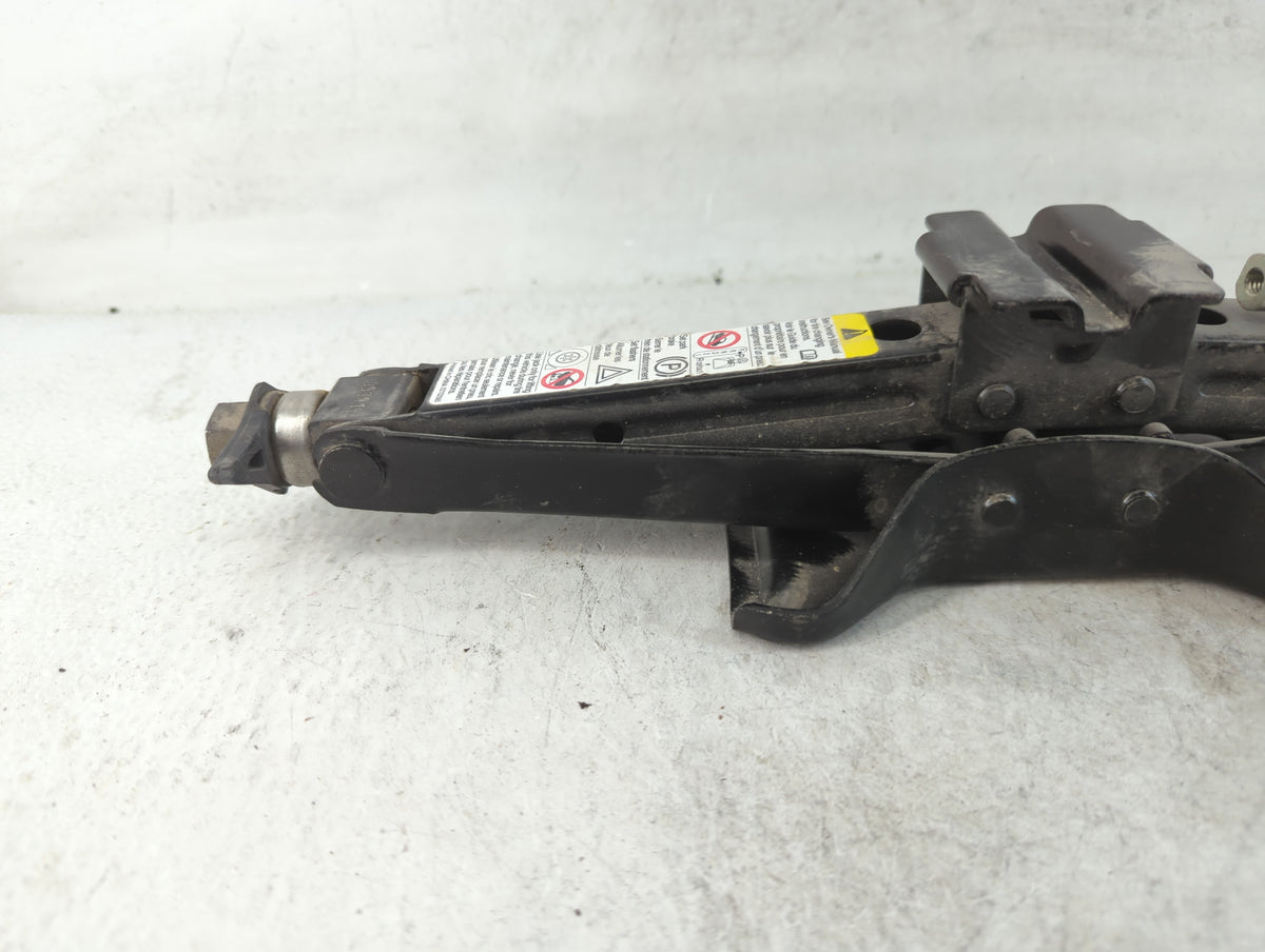 2013 Volkswagen Passat Spare Scissor Car Jack 783998 - Oemusedautoparts1.com