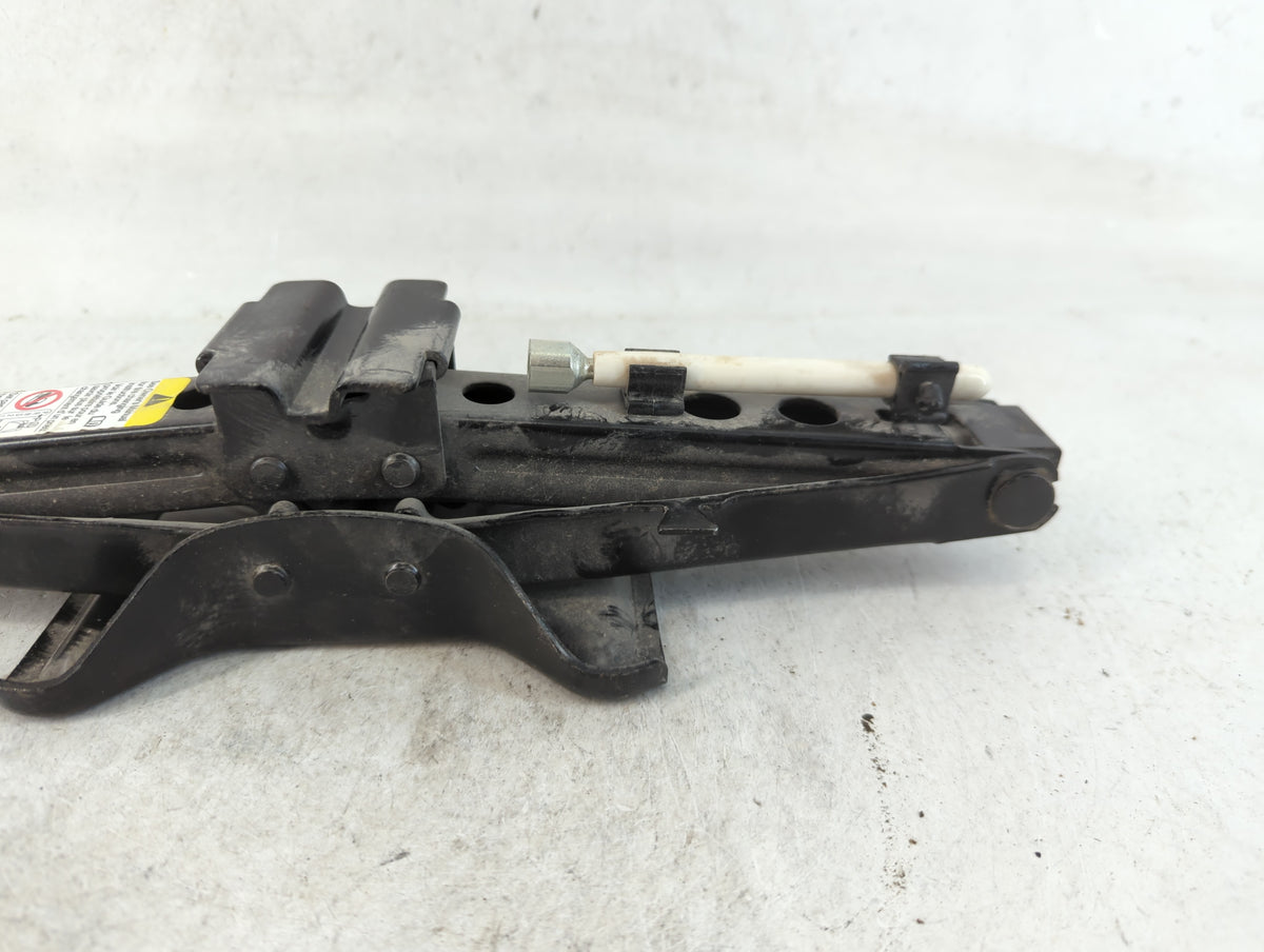 2013 Volkswagen Passat Spare Scissor Car Jack 783998 - Oemusedautoparts1.com