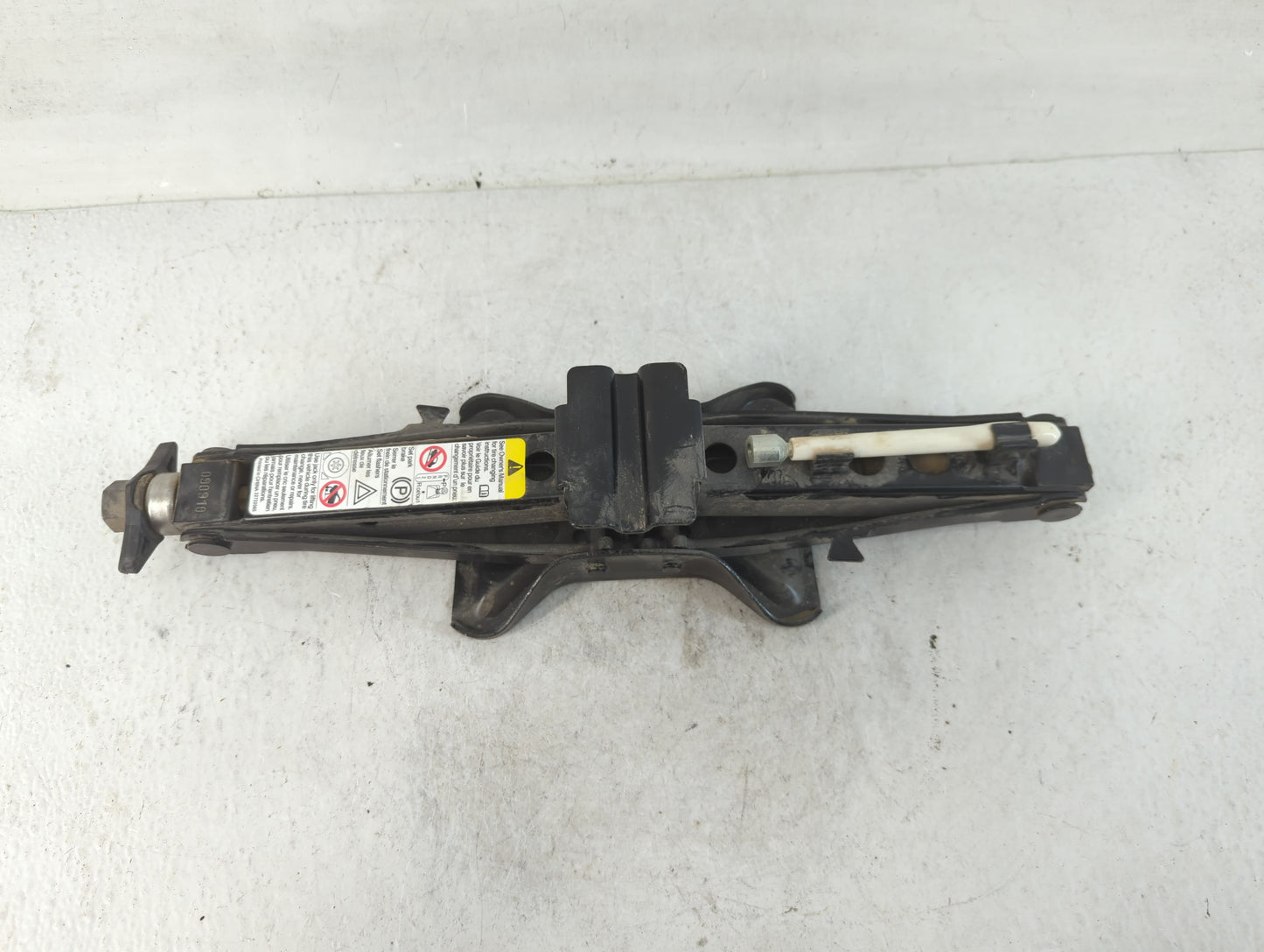 2013 Volkswagen Passat Spare Scissor Car Jack 783998 - Oemusedautoparts1.com