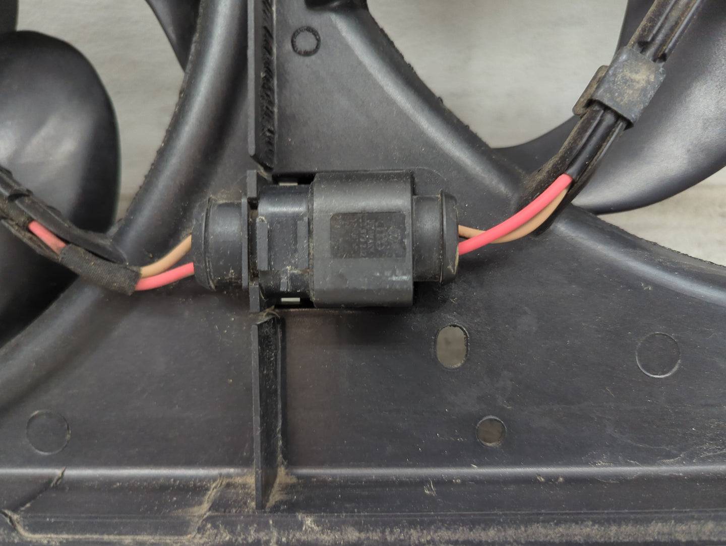2009-2018 Volkswagen Tiguan Electric Radiator Cooling Fan Motor Assembly P/N:1K0 121 223 Fits OEM Used Auto Parts - Oemuseda
