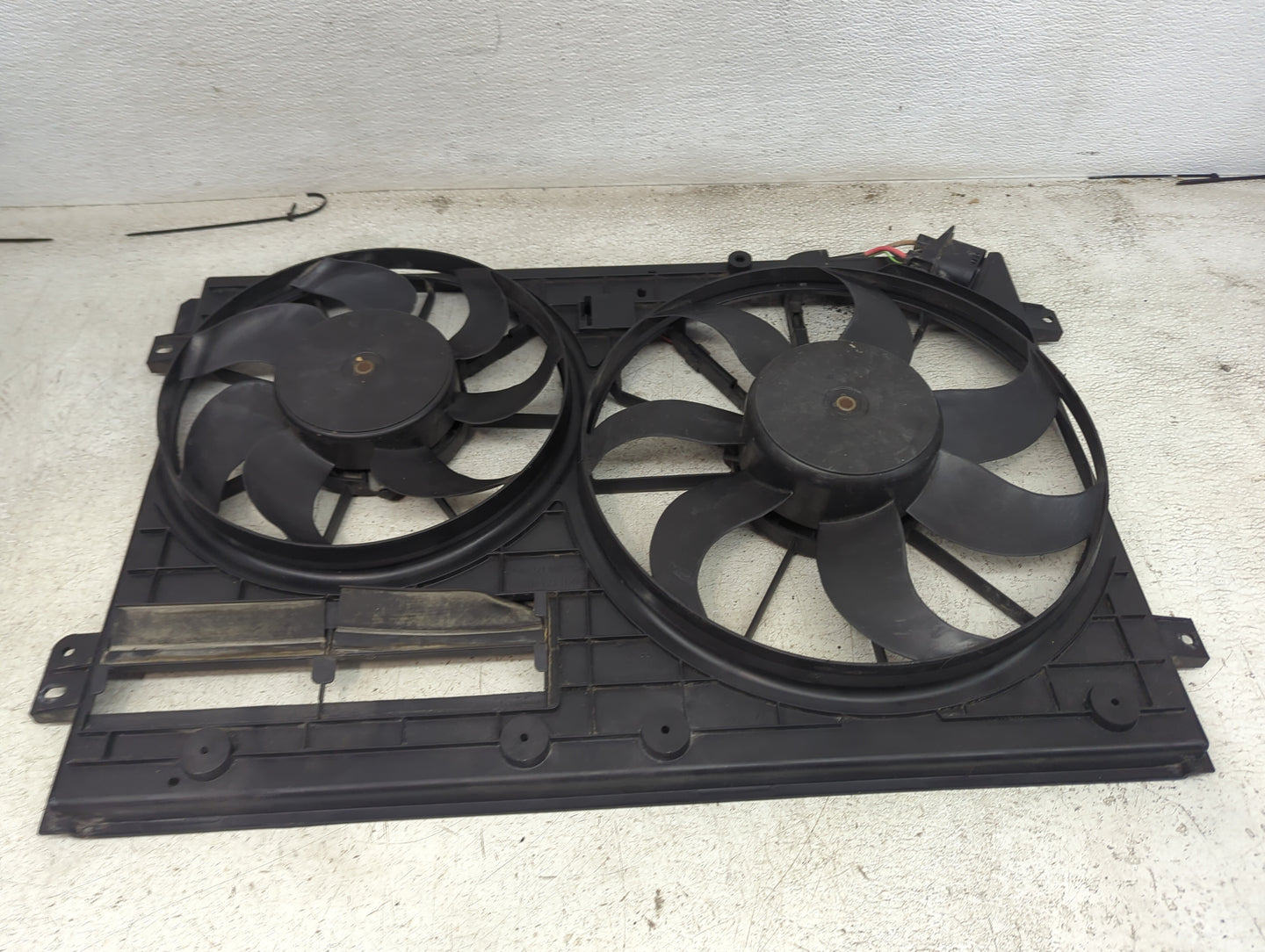 2009-2018 Volkswagen Tiguan Electric Radiator Cooling Fan Motor Assembly P/N:1K0 121 223 Fits OEM Used Auto Parts - Oemuseda