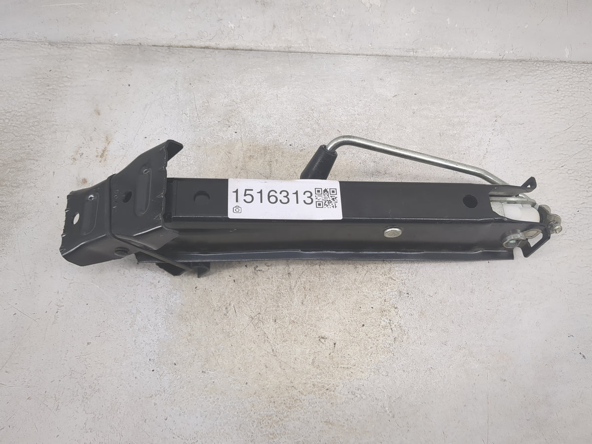 2013 Volkswagen Tiguan Spare Scissor Car Jack 1516313 - Oemusedautoparts1.com