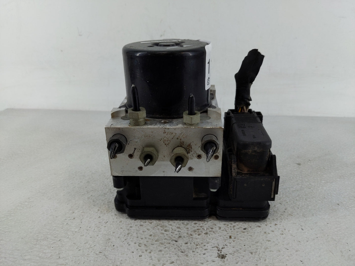 2013 Volvo V60 ABS Pump Control Module Replacement P/N:P31329137 Fits OEM Used Auto Parts - Oemusedautoparts1.com
