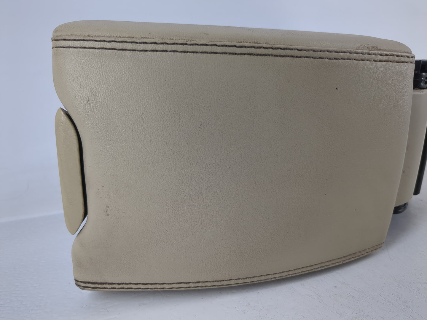 2013-2018 Volvo V60 Center Console Armrest Cover Lid Fits Fits 2011 2012 2013 2014 2015 2016 2017 2018 OEM Used Auto Parts -