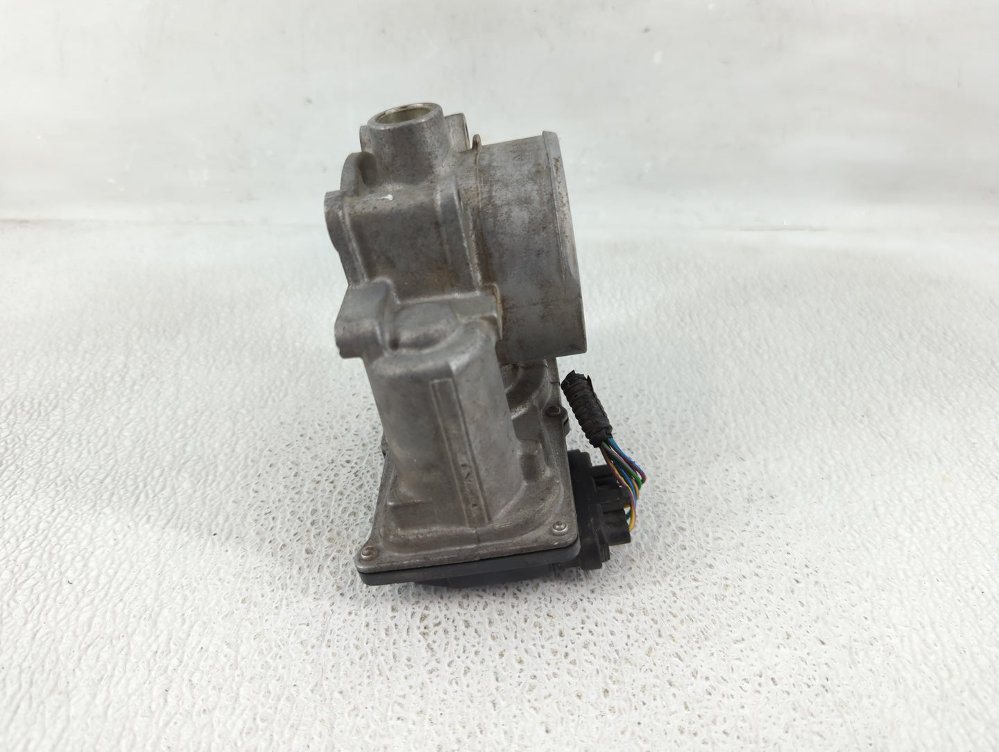 2015-2016 Volvo V60 Throttle Body P/N:31331277 Fits Fits 2013 2014 2015 2016 OEM Used Auto Parts - Oemusedautoparts1.com