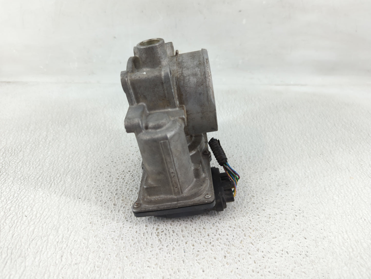 2015-2016 Volvo V60 Throttle Body P/N:31331277 Fits Fits 2013 2014 2015 2016 OEM Used Auto Parts - Oemusedautoparts1.com