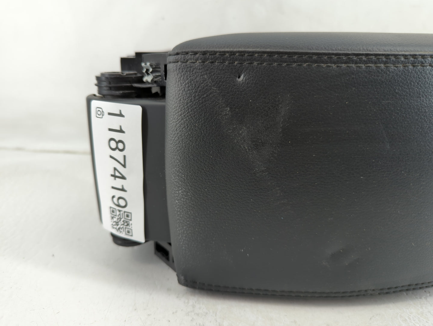 2013-2018 Volvo V60 Center Console Armrest Cover Lid P/N:7923 Fits Fits 2011 2012 2013 2014 2015 2016 2017 2018 OEM Used Aut
