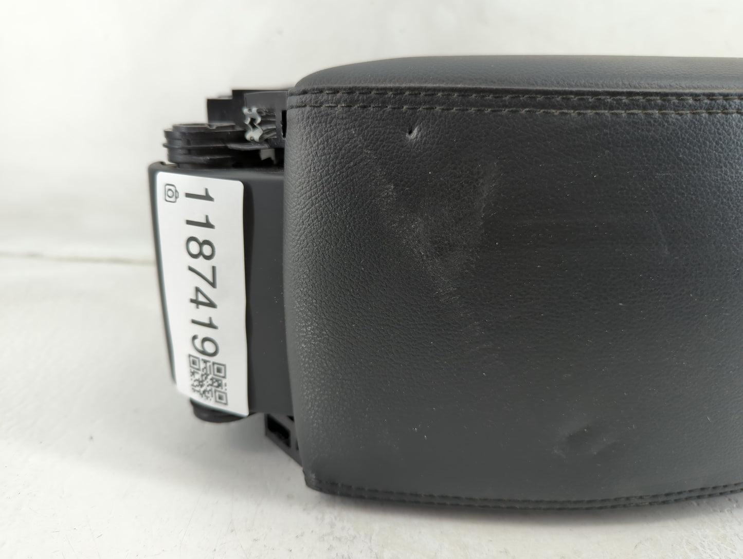2013-2018 Volvo V60 Center Console Armrest Cover Lid P/N:7923 Fits Fits 2011 2012 2013 2014 2015 2016 2017 2018 OEM Used Aut