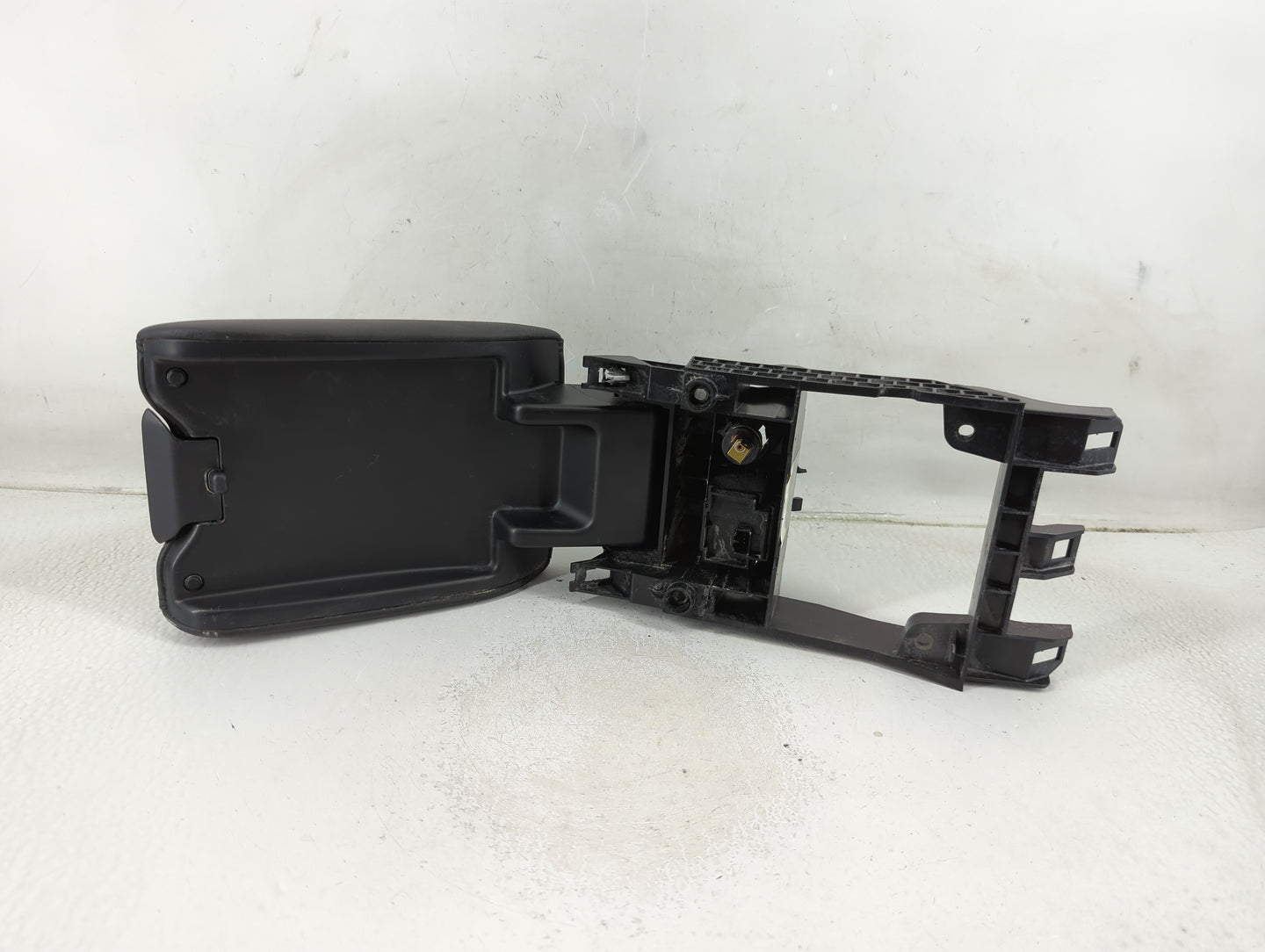 2013-2018 Volvo V60 Center Console Armrest Cover Lid P/N:7923 Fits Fits 2011 2012 2013 2014 2015 2016 2017 2018 OEM Used Aut