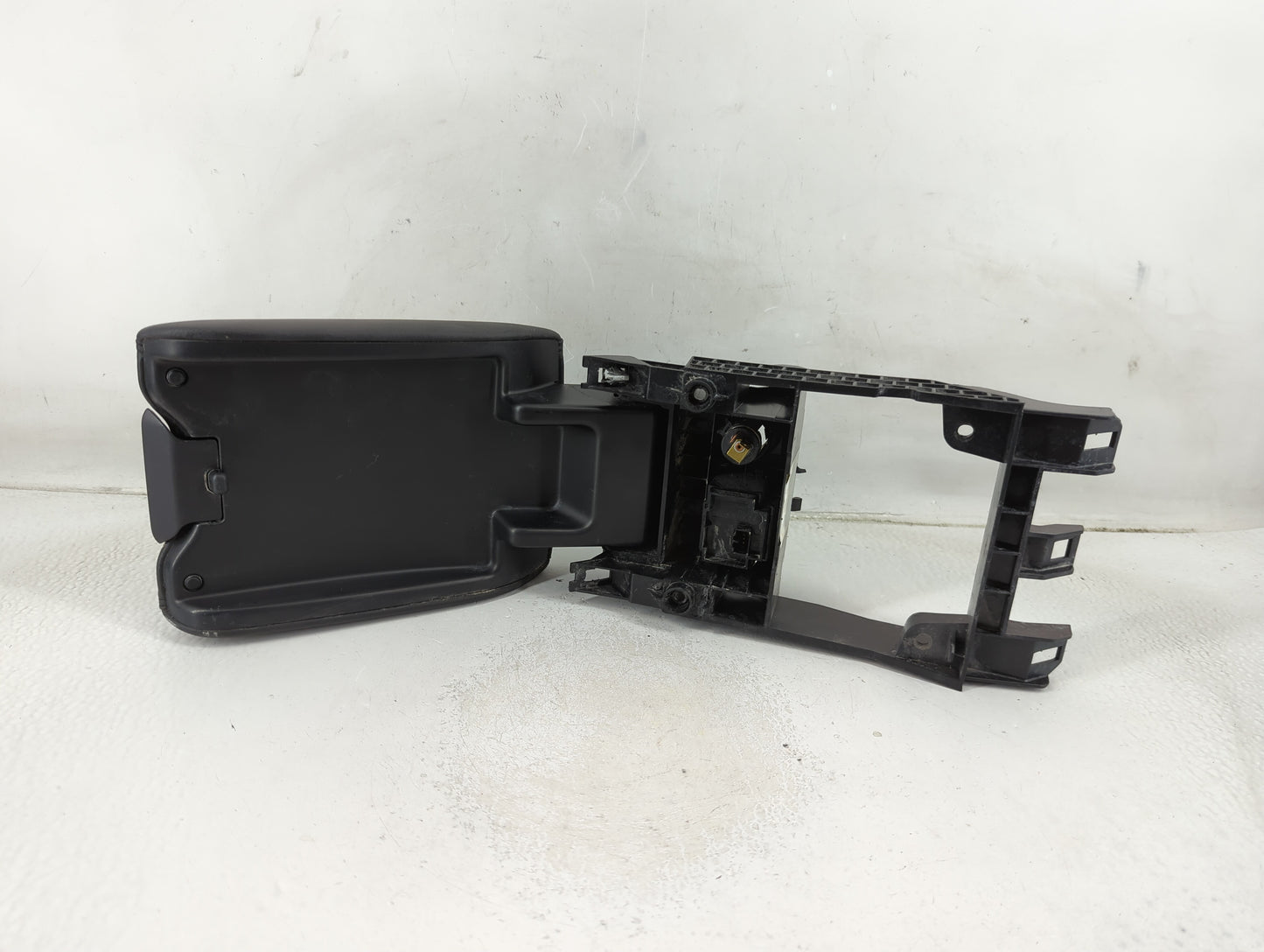 2013-2018 Volvo V60 Center Console Armrest Cover Lid P/N:7923 Fits Fits 2011 2012 2013 2014 2015 2016 2017 2018 OEM Used Aut