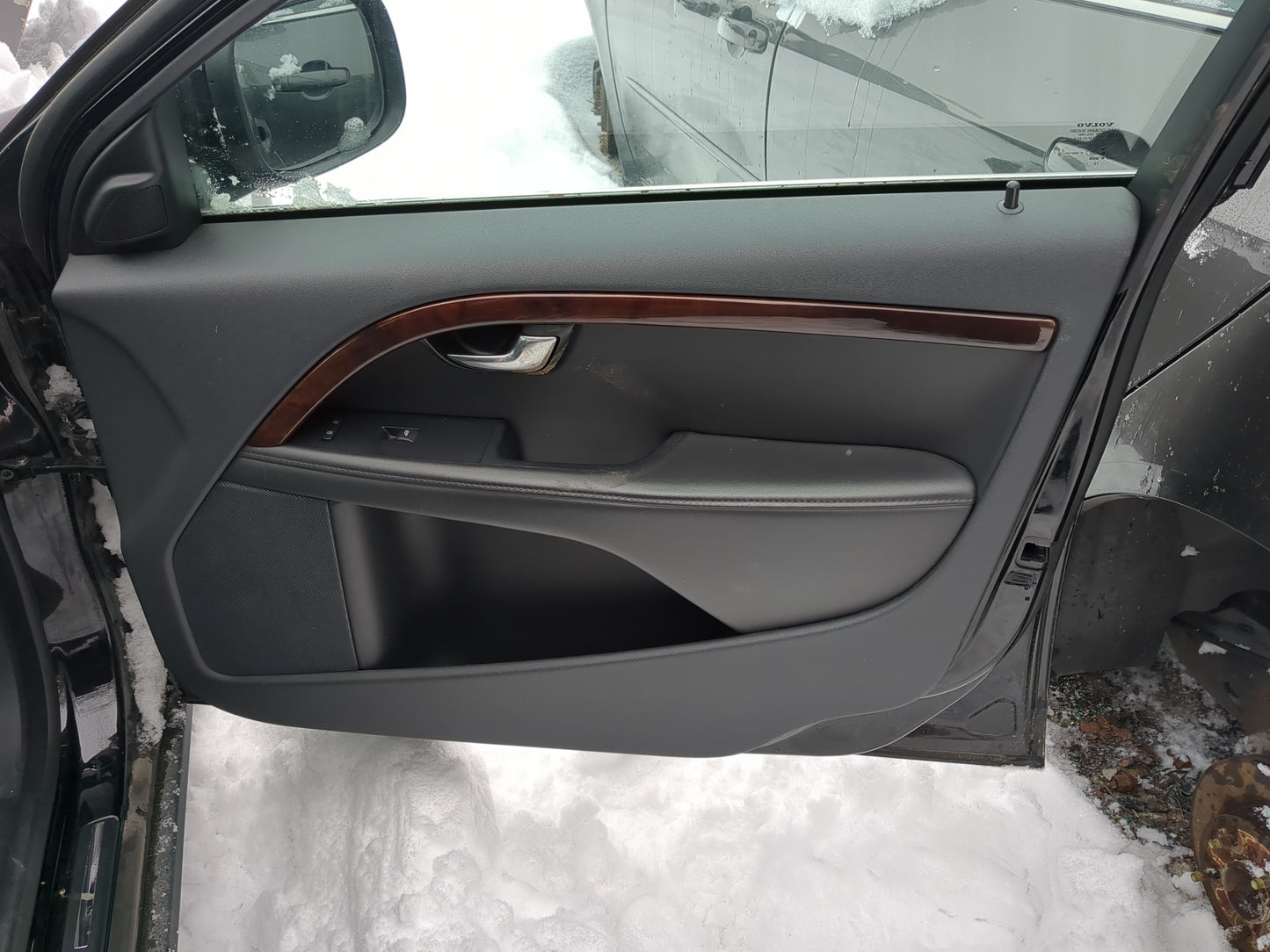 2013 Volvo Xc70 Front Right Passenger Interior Door Panel Trim - Oemusedautoparts1.com