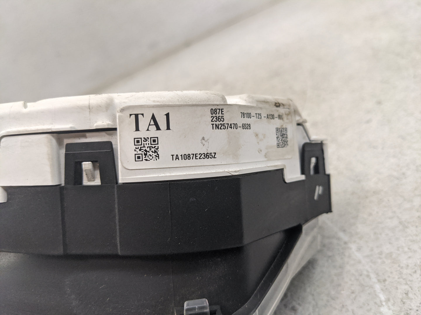 2014-2015 Acura Mdx Instrument Cluster Speedometer Gauges P/N:78100-TZ5-A130 TN257470-6528 Miles:107K Fits Fits 2014 2015 OE