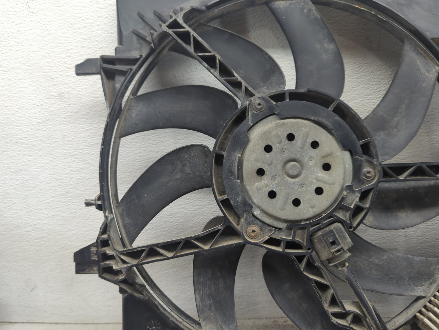 2009-2016 Audi A4 Electric Radiator Cooling Fan Motor Assembly P/N:8K0121003P 8K0959501G Fits OEM Used Auto Parts - Oemuseda