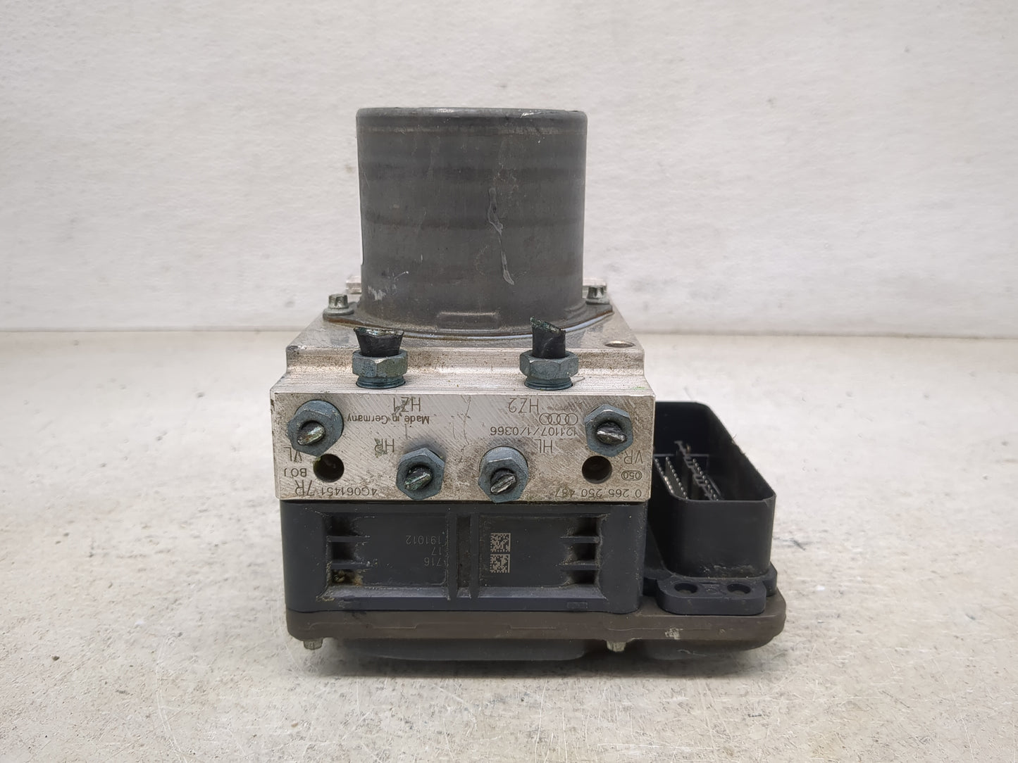 2012-2014 Audi A7 ABS Pump Control Module Replacement P/N:4G0 907 379 H 0265250562, 0265950662 Fits Fits 2012 2013 2014 2015