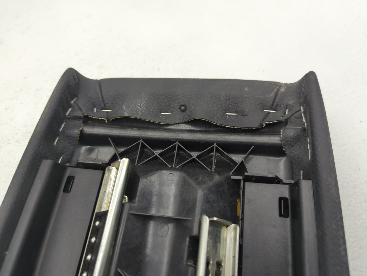 2014 Bmw 228i Center Console Armrest Cover Lid Black - Oemusedautoparts1.com