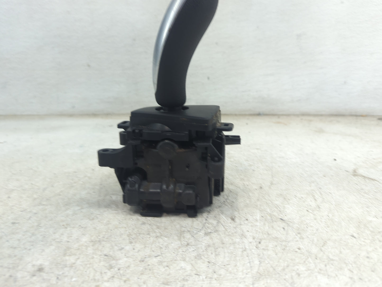 2014 Bmw 320 Floor Console Assembly Shifter - Oemusedautoparts1.com