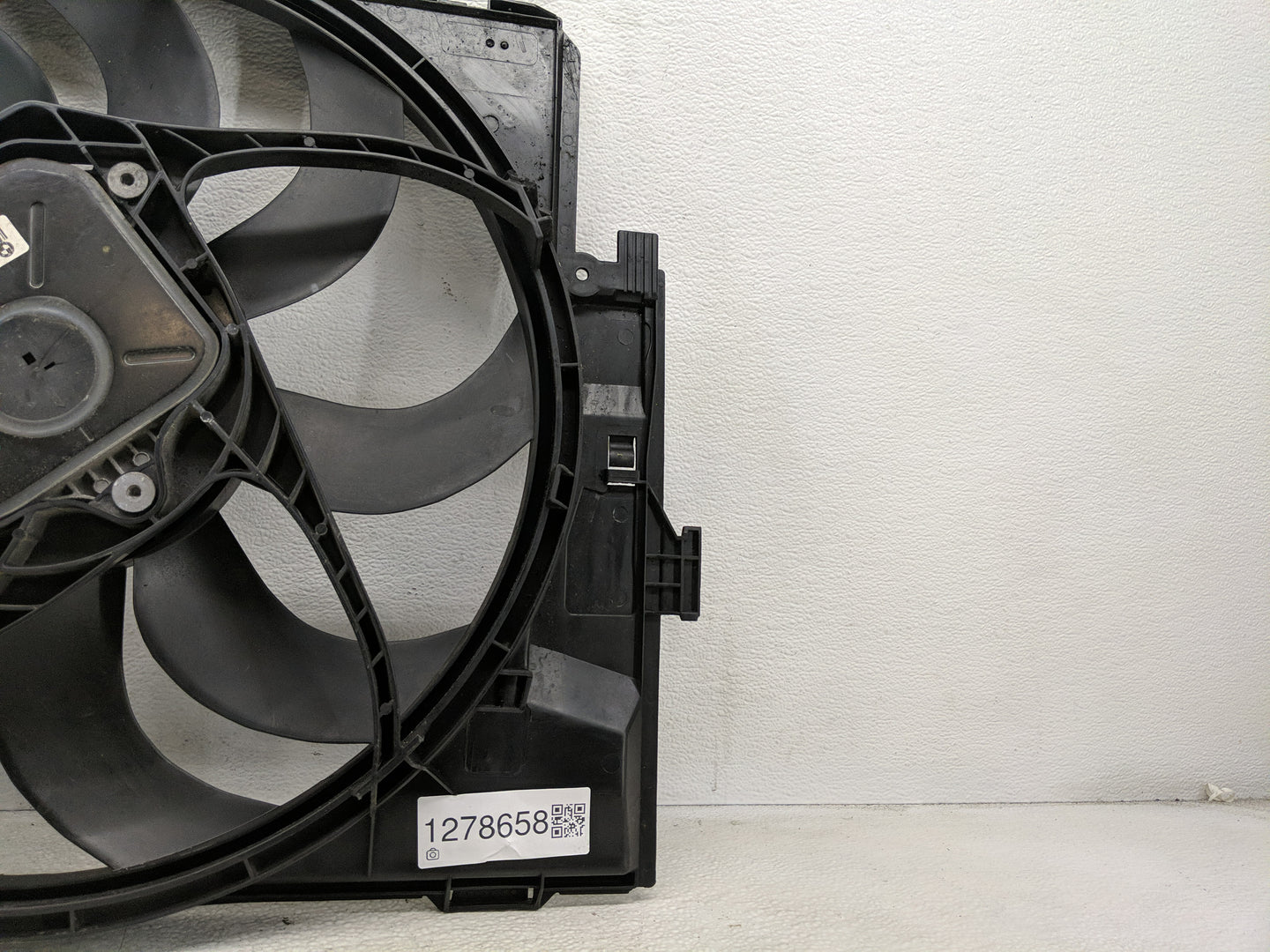 2012-2018 Bmw 320i Electric Radiator Cooling Fan Motor Assembly P/N:17427600558 Fits Fits 2012 2013 2014 2015 2016 2017 2018
