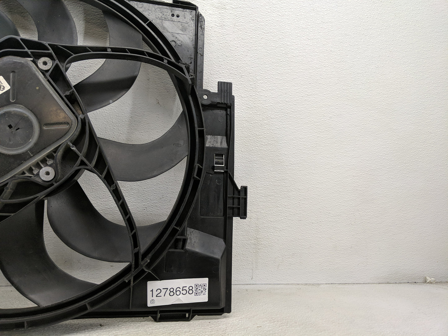 2012-2018 Bmw 320i Electric Radiator Cooling Fan Motor Assembly P/N:17427600558 Fits Fits 2012 2013 2014 2015 2016 2017 2018