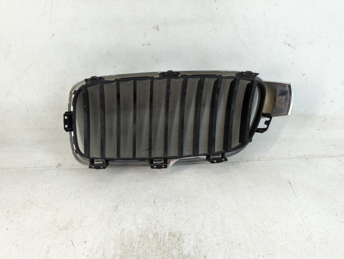 2012-2018 Bmw 320i Front Grille Bumper Not Included - Oemusedautoparts1.com
