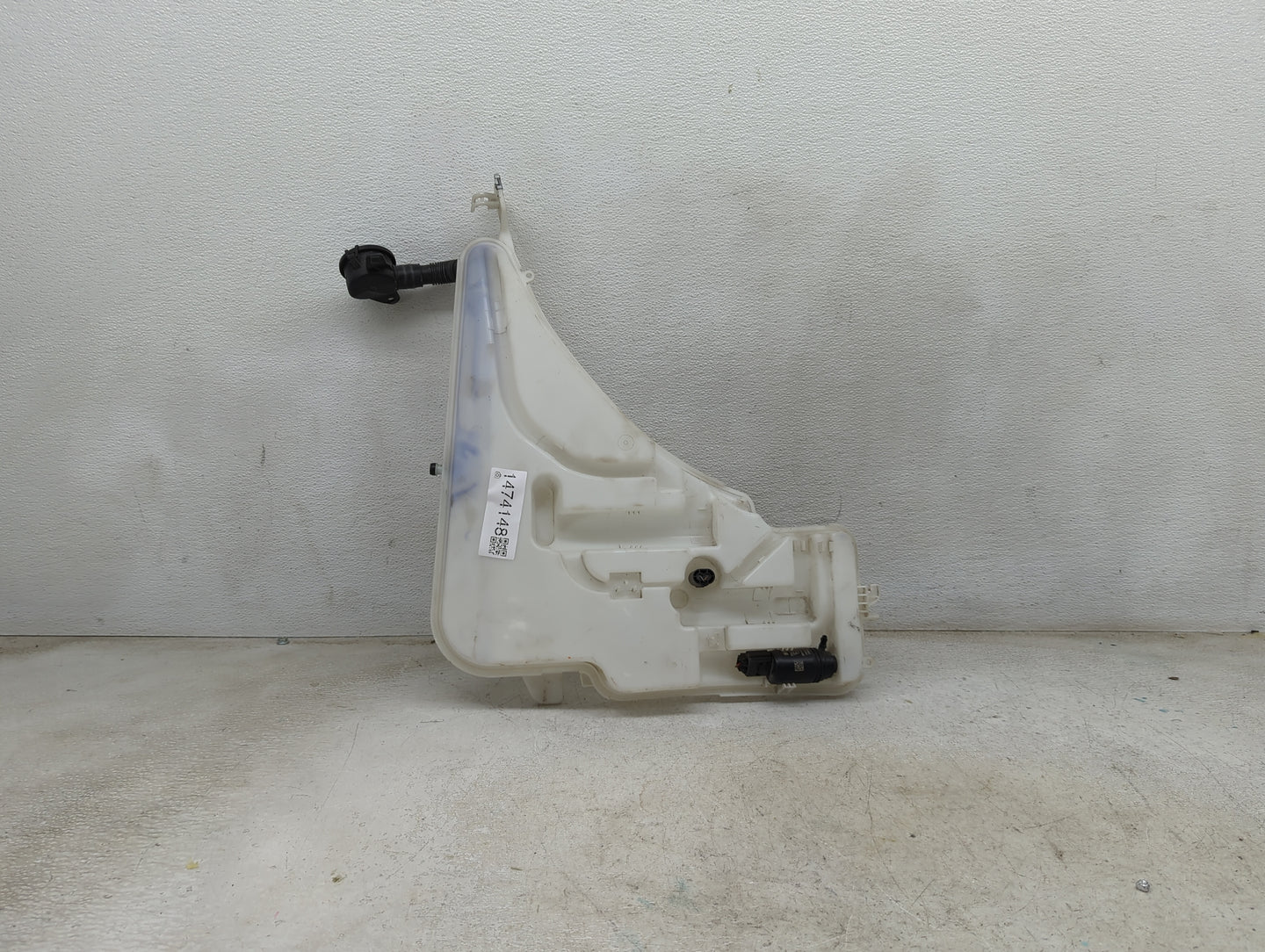 Bmw 435 Windshield Washer Fluid Reservoir Bottle Oem - Oemusedautoparts1.com