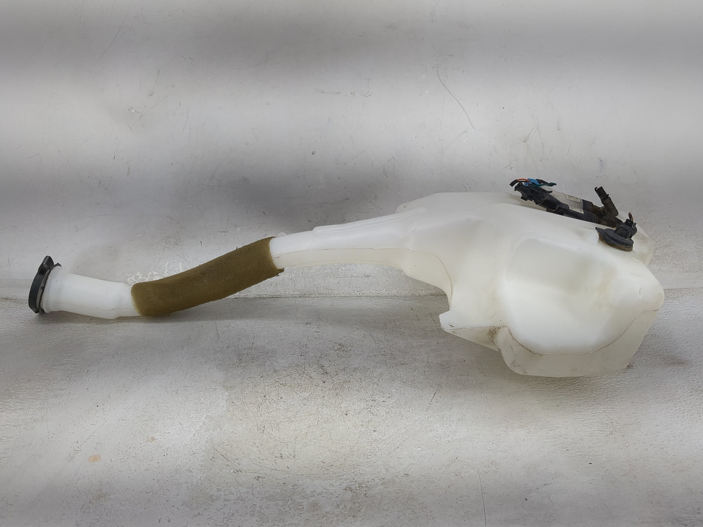 2010-2017 Buick Enclave Windshield Washer Fluid Reservoir Bottle Oem 1476912 - Oemusedautoparts1.com