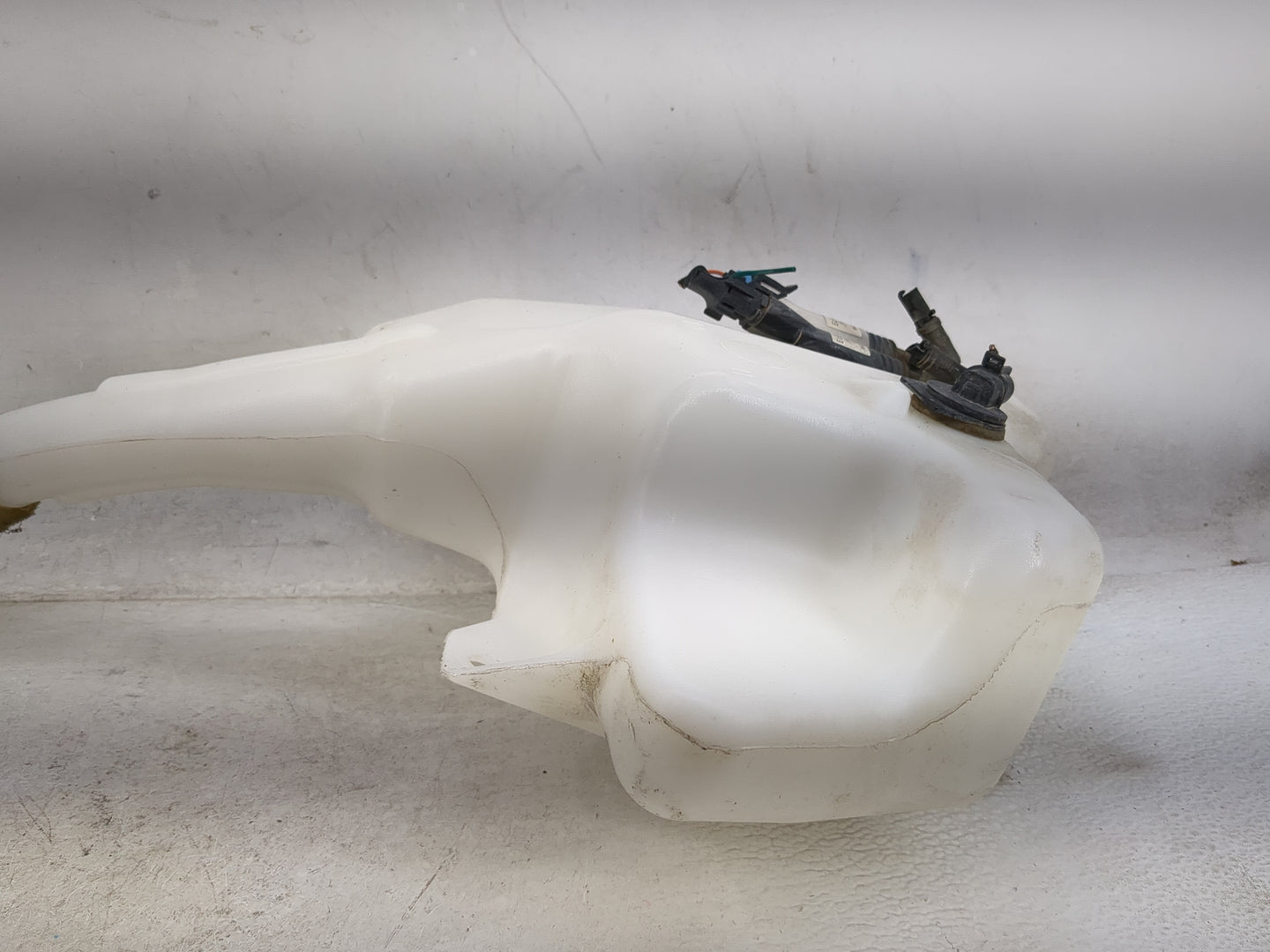 2010-2017 Buick Enclave Windshield Washer Fluid Reservoir Bottle Oem 1476912 - Oemusedautoparts1.com