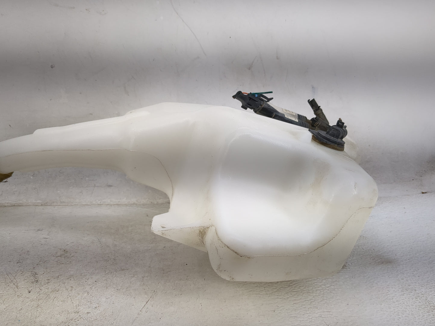 2010-2017 Buick Enclave Windshield Washer Fluid Reservoir Bottle Oem 1476912 - Oemusedautoparts1.com