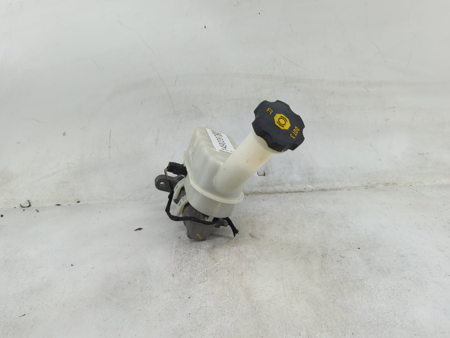 2009-2017 Buick Enclave Brake Master Cylinder 1490397 - Oemusedautoparts1.com