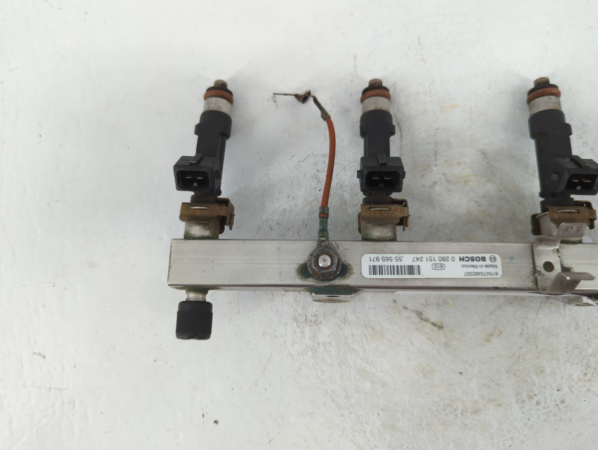 2014 Buick Enclave Fuel Injectors P/N:55 565 971 Fits OEM Used Auto Parts - Oemusedautoparts1.com